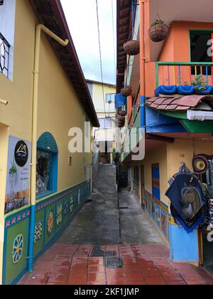 Maisons colorées dans la ville de Guatapé, département d'Antioquia, Colombie, 1 novembre 2021 Banque D'Images