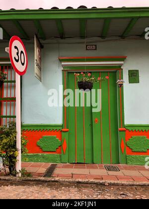 Maisons colorées dans la ville de Guatapé, département d'Antioquia, Colombie, 1 novembre 2021 Banque D'Images