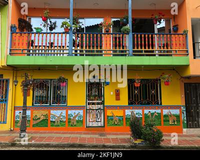 Maisons colorées dans la ville de Guatapé, département d'Antioquia, Colombie, 1 novembre 2021 Banque D'Images