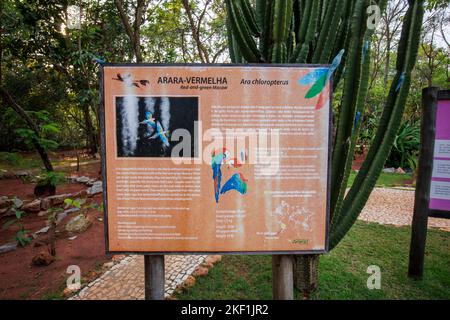 Panneau sur les aras rouges et verts à l'entrée de la Buraco das Araras, un gouffre naturel à Jardim, sud du Pantanal, Mato Grosso do Sul, Brésil Banque D'Images