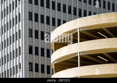 Garage rond recouvert de métal, jaune pâle, recouvert d'un gratte-ciel monochrome. Banque D'Images
