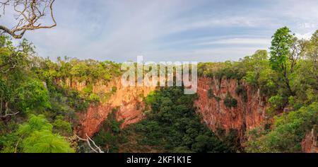 Buraco das Araras Réserve naturelle privée, un grand gouffre naturel, Jardim, Pantanal du sud, Mato Grosso do Sul, Brésil, à la lumière du matin Banque D'Images