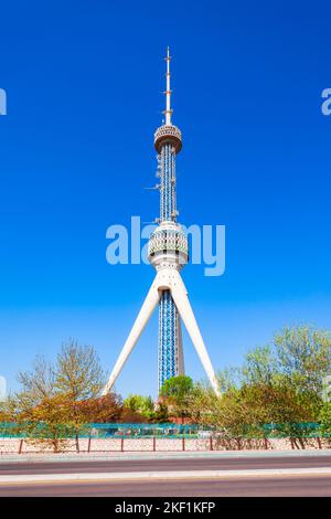 Tachkent, Ouzbékistan - 11 avril 2021 : la tour de télévision de Tachkent ou Toshkent Teleminorasi est une tour de 375 mètres de haut située dans la ville de Tachkent, U Banque D'Images