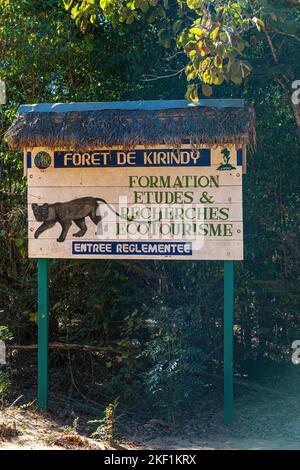 Panneau d'entrée à la forêt de Kirindi près du village malgache de Kirindy Banque D'Images