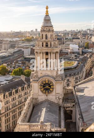 Une des tours de l'Ouest, vue depuis la galerie de pierres de la cathédrale Saint-Paul Banque D'Images