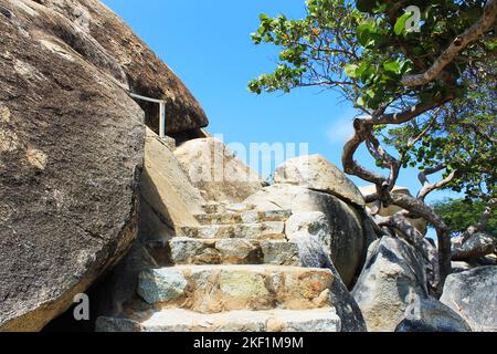 Escaliers en pierre dans la formation rocheuse de Calibari sur l'île d'Aruba Banque D'Images