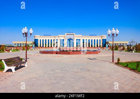 Khiva, Ouzbékistan - 15 avril 2021 : le bâtiment XIVa Vokzal est la principale gare ferroviaire de passagers de la ville de Khiva, Ouzbékistan Banque D'Images