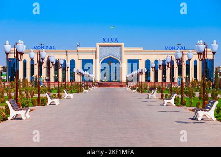 Khiva, Ouzbékistan - 15 avril 2021 : le bâtiment XIVa Vokzal est la principale gare ferroviaire de passagers de la ville de Khiva, Ouzbékistan Banque D'Images