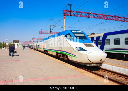 Boukhara, Ouzbékistan - 16 avril 2021: Afrosiyob ou Afrosiab est un train électrique à grande vitesse exploité sur la ligne Tashkent - Samarkand à la statio de Boukhara Banque D'Images