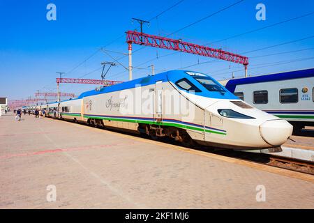 Boukhara, Ouzbékistan - 16 avril 2021: Afrosiyob ou Afrosiab est un train électrique à grande vitesse exploité sur la ligne Tashkent - Samarkand à la statio de Boukhara Banque D'Images