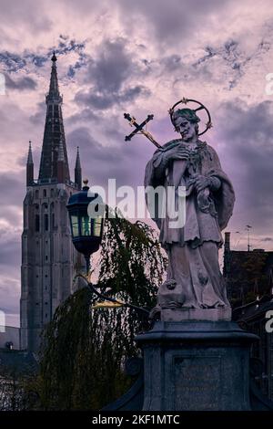 Un cliché vertical de la statue de Saint-Jean de Nepomuk. Bruges, Belgique. Banque D'Images