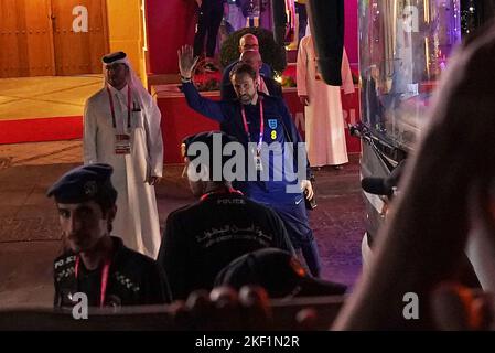 Gareth Southgate, entraîneur en chef de l'Angleterre, se met en délire devant l'hôtel de l'équipe d'Angleterre avant la coupe du monde de la FIFA 2022 au Qatar. Date de la photo: Mardi 15 novembre 2022. Banque D'Images