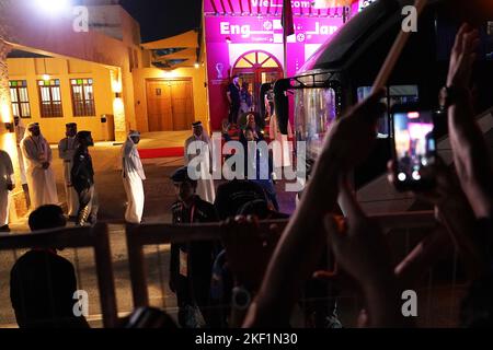 Gareth Southgate, entraîneur en chef de l'Angleterre, se met en délire devant l'hôtel de l'équipe d'Angleterre avant la coupe du monde de la FIFA 2022 au Qatar. Date de la photo: Mardi 15 novembre 2022. Banque D'Images