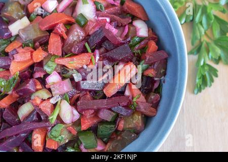 Vinaigrette aux betteraves et légumes durs, salade traditionnelle russe maison. Alimentation saine avec des légumes pour la nutrition végétarienne. VI Banque D'Images