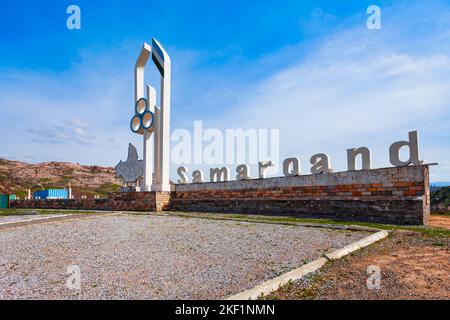 Shahrisabz, Ouzbékistan - 19 avril 2021 : stèle Samarqand et inscription volumétrique au col de Takhtakaracha entre les villes de Samarkand et Shahrisabz, Banque D'Images