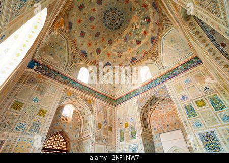 Shahrisabz, Ouzbékistan - 19 avril 2021: Mosquée Kok Gumbaz ornement motif design intérieur dans la ville de Shahrisabz, Ouzbékistan Banque D'Images