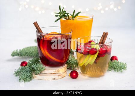 Sangria avec pomme, canneberge et orange pour la table de Noël Banque D'Images