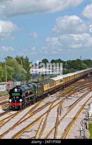 Steam Locomotive n° 35028 'Clan Line' en approche de la gare de Tonbridge avec le prestigieux train Belmond British Pullman Banque D'Images