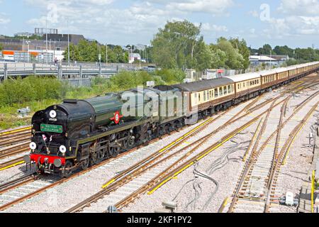 Steam Locomotive n° 35028 'Clan Line' en approche de la gare de Tonbridge avec le prestigieux train Belmond British Pullman Banque D'Images