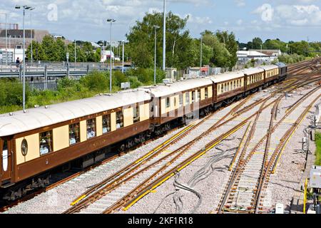 Train pullman de luxe spécial passant par Tonbridge dans le Kent, Royaume-Uni Banque D'Images