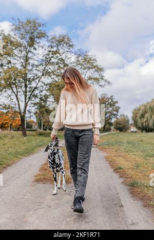 Fille marchant avec son chien dans le parc Banque D'Images