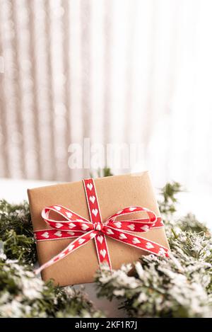 Boîte cadeau en papier artisanal avec ruban rouge pour le nouvel an Banque D'Images