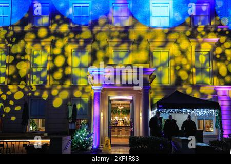 Londres, Royaume-Uni. 15th novembre 2022. Le café et le restaurant de l'Orangerie près de l'étang sont éclairés. Aujourd'hui dans sa dixième année, Noël à Kew, le sentier de lumière festive des jardins botaniques de Kew, une fois de plus ouvert au public et sera ouvert jusqu'au 8 janvier 2023. Credit: Imagetraceur/Alamy Live News Banque D'Images