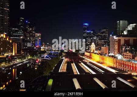 Vue aérienne de la gare de Flinders Street la nuit, Melbourne, Australie Banque D'Images