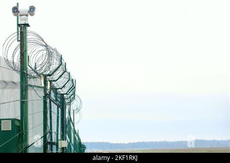 Clôture de sécurité de la prison. Clôture de bordure. Barrière de sécurité à barbelés. Barrière de sécurité en fil de rasoir. Mur de sécurité des frontières. Prison pour arrestation de criminels ou Banque D'Images