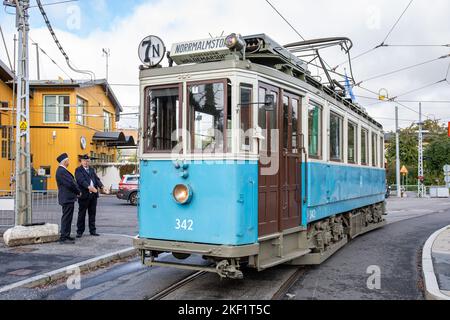 Tramway et chauffeurs Heritage sur la ligne 7N ou Djugårdslinjen dans le quartier de Djugården à Stockholm, en Suède Banque D'Images