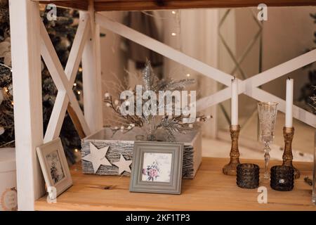 Étagère à l'intérieur avec bougies et décorations de Noël. Ambiance de Noël Banque D'Images