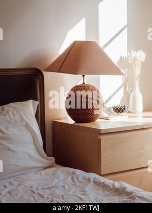 Intérieur moderne avec décor de chambre, table de chevet avec lampe au soleil Banque D'Images