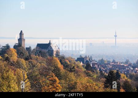 Une vue aérienne sur Kronberg avec le château et la vieille ville de Francfort dans le brouillard en automne Banque D'Images