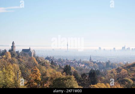 Une vue aérienne sur Kronberg avec le château et la vieille ville de Francfort dans le brouillard en automne Banque D'Images