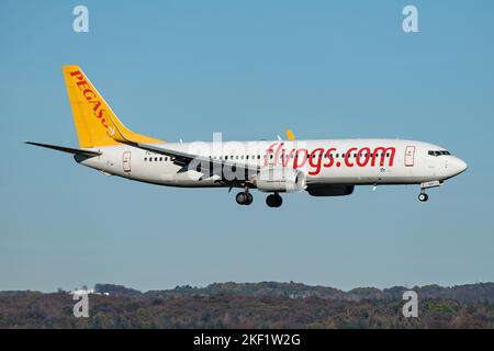 Boeing 737-800 Pegasus turc avec enregistrement TC-CPY sur la finale de la piste 14L de l'aéroport de Cologne Bonn Banque D'Images
