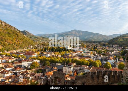 Panorama de Foix et des Pyrénées, du château féodal de Foix, en Ariège, en Occitanie, France Banque D'Images