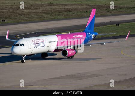 Hongrois Wizz Air Airbus A321-200 avec enregistrement HA-LTH à l'aéroport de Cologne Bonn Banque D'Images