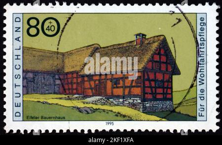 ALLEMAGNE - VERS 1995: Un timbre imprimé en Allemagne montre Farmhouse, région d'Eifel, vers 1995 Banque D'Images