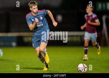 Dagenham, Royaume-Uni. 15th novembre 2022. Dagenham - Nesto Groen de Feyenoord pendant le match entre West Ham United U21 FC et Feyenoord O21 au London Borough of Barking & Dagenham Stadium le 15 novembre 2022 à Dagenham, au Royaume-Uni. Crédit : photos Box to Box/Alamy Live News Banque D'Images