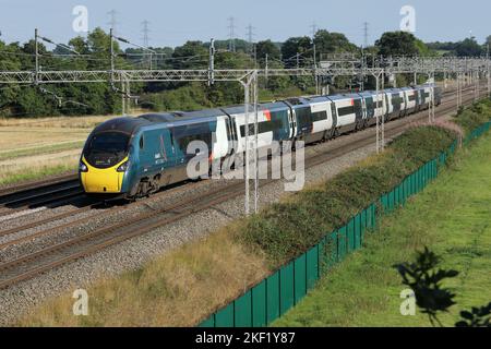 Train de voyageurs Pendolino de classe 390 sur la ligne principale, près de Rugeley, Staffordshire, Royaume-Uni, en août, 2022. Banque D'Images