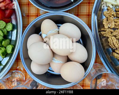 Œufs de village bouillis pour le petit déjeuner en Turquie Banque D'Images