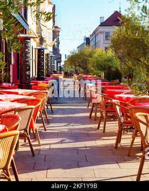Tables avec des nappes rouges sur la terrasse extérieure du restaurant sur la rue touristique, Gyor, Hongrie Banque D'Images