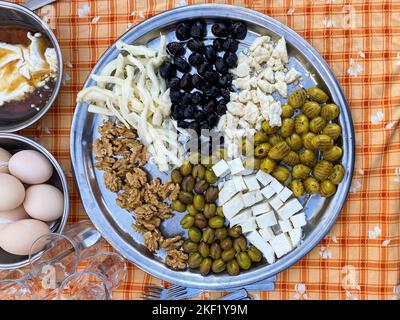 Plateau d'olives, de fromage, de noix préparé pour le petit déjeuner en Turquie Banque D'Images
