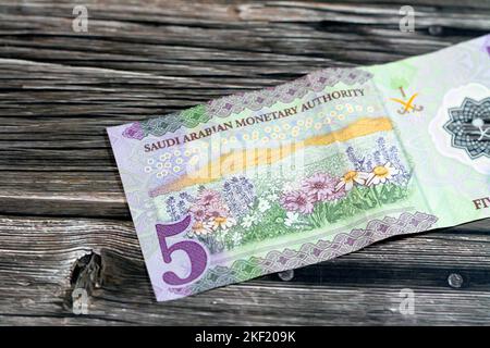 Face arrière du nouveau polymère 5 SAR cinq Riyals Arabie Saoudite argent liquide billets de banque série 1441 AH 2020 présente un champ de fleurs, foc sélectif Banque D'Images