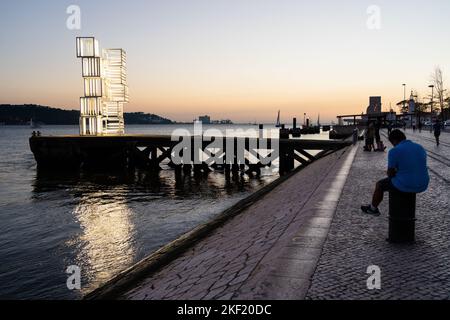 La sculpture de lumière publique Eschcultura de Luz (Sculpture de lumière) sur la promenade du Tejo dans le quartier de Belem à Lisbonne, Portugal. Banque D'Images