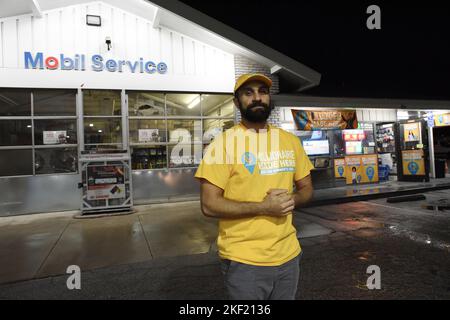 Altadena, États-Unis. 8th novembre 2022. Danny Chahayed, fils de Joe Chahayed qui possède le service mobile de Joe où Danny travaille le quart de nuit dans la pluie sur 11.08.22 après un record de rupture de Powerball JPowackpot de $2,04 milliards a été annoncé . Le billet a été acheté à cette station de service mobile d'Altadena, CA. Danny a été élevé étant avec son père à la station mobile la plupart de sa vie. Il a 33 ans. Son père Joe a déjà dépensé le million de dollars qu'il a reçu pour un fonds d'éducation pour ses 11 petits-enfants. Joe dit qu'il s'attendait à la victoire. Il dit que tout le monde a remis un billet Banque D'Images