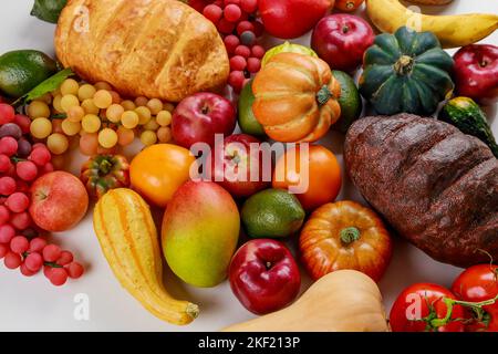 La table est remplie d'une variété de fruits et légumes. Banque D'Images