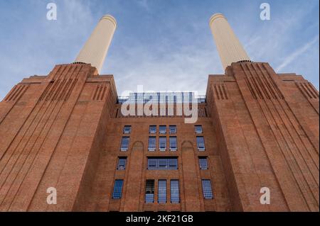 Vue à angle bas du côté nord sur les cheminées et la façade en briques de la célèbre station électrique Battersea de Londres. ROYAUME-UNI. Banque D'Images