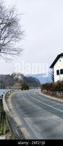 Une photo verticale d'une route de campagne vide qui traverse la région pittoresque Banque D'Images