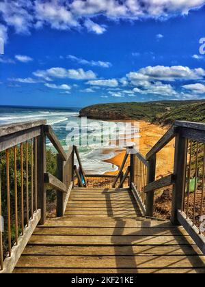 Les escaliers en bois qui mènent à l'emblématique Bells Beach à Victoria, en Australie Banque D'Images